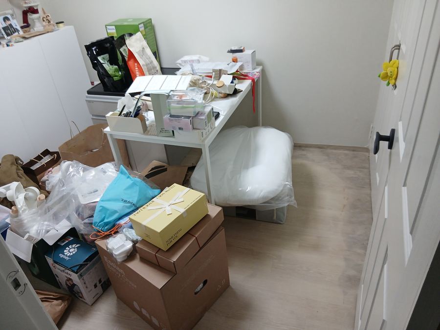 오산 인근 곰팡이 제거 시공 전 — 평택 아파트 방바닥·벽면 하단 결로 곰팡이 차단